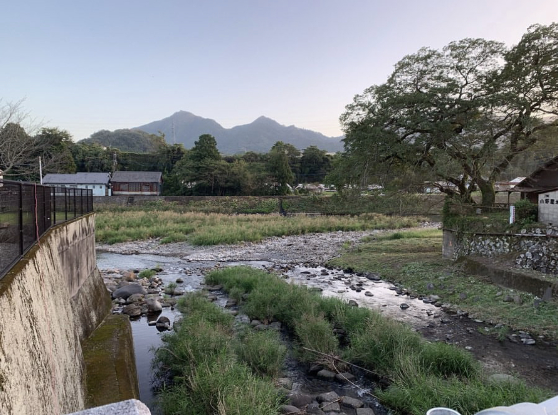 由布市小野屋駅近くかじかの湯横の川